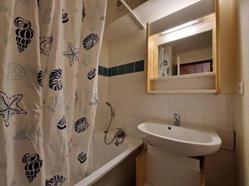 une salle de bain avec un lavabo et un rideau de douche dans l'établissement Bel appartement 3 pièces 6/7 pers. - 150m des pistes, 300m du centre - Modane - FR-1-265-304, à Modane