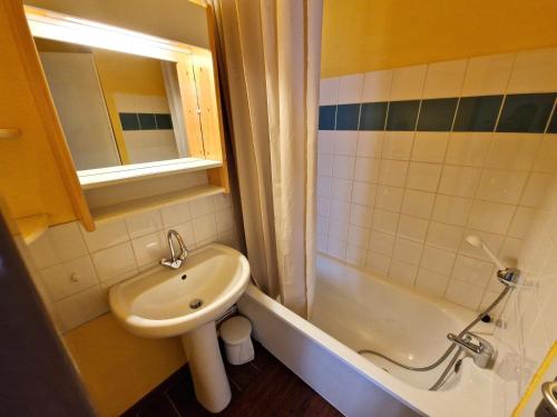 une petite salle de bain avec un lavabo et une douche dans l'établissement Charmant 2 Pièces + Cabine, Proche Pistes et Centre, 6 Couchages, Modane - FR-1-265-211, à Valfréjus
