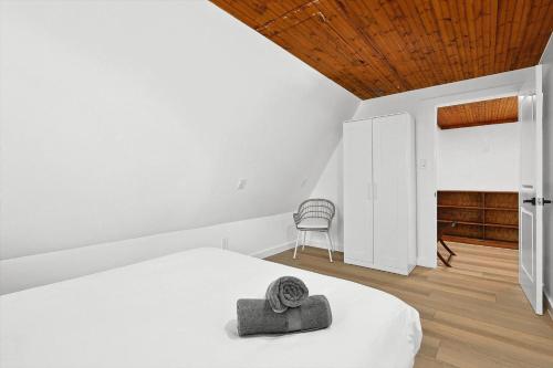 a bedroom with a bed with a hat on it at Peaceful 2BR 1BA Holiday Guest House with Hot Tub in Denton