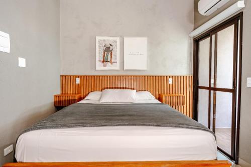 Una cama o camas en una habitación de JQY Beach Flats - 950m da Praia - Garagem subterrânea - Estação de carregamento para veículos elétricos