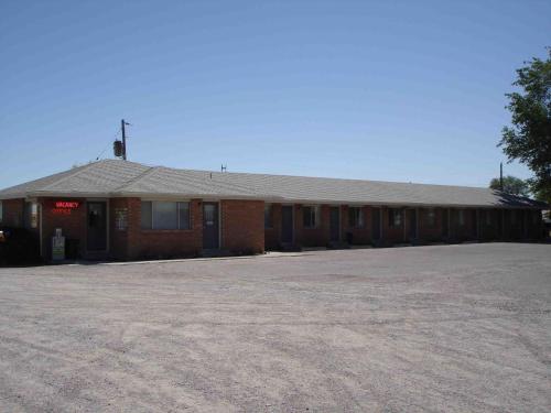 a red brick building with a large parking lot at Tops Motel in Burley