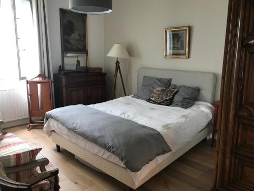 - une chambre avec un lit et une lampe dans l'établissement Maison centre ville piscine calme confort, à Blois