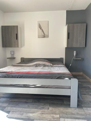 une chambre avec un lit dans une pièce dans l'établissement Frejus plage studio La Miougrano, à Fréjus