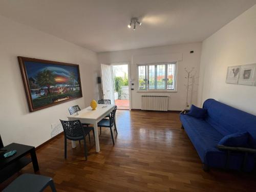 een woonkamer met een blauwe bank en een tafel bij Mondello Tolomea guest house in Mondello
