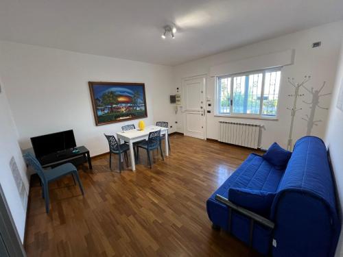 een woonkamer met een blauwe bank en een tafel bij Mondello Tolomea guest house in Mondello