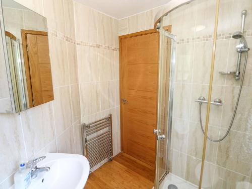 un baño con ducha y lavabo en The Crows Nest, en Falmouth
