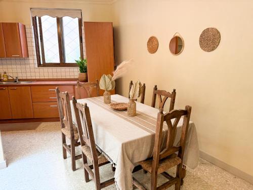 a dining room with a table and chairs in a kitchen at Strawberry Field in Mġarr