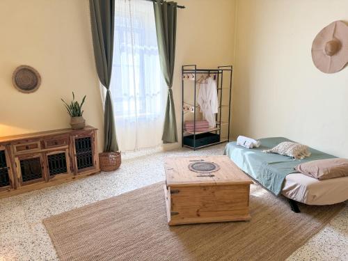 a living room with a couch and a coffee table at Strawberry Field in Mġarr
