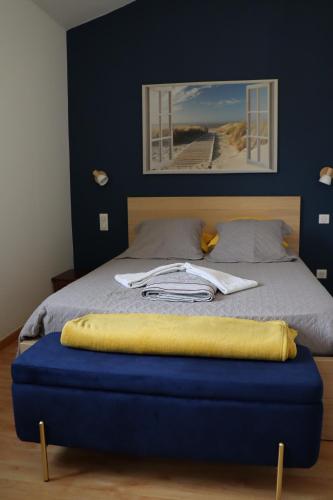 - un lit avec un pouf bleu dans une chambre dans l'établissement maison climatisée 150 m de la mer, à Santa-Maria-Poggio