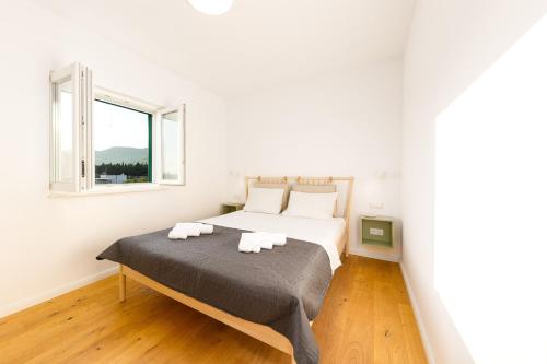 Seaview 3 Bed Apartment Sleeps 6 with Sea Views