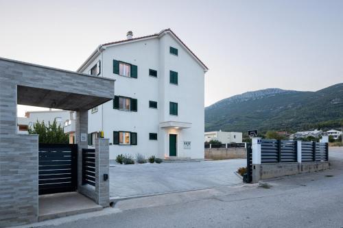 Seaview 3 Bed Apartment Sleeps 6 with Sea Views