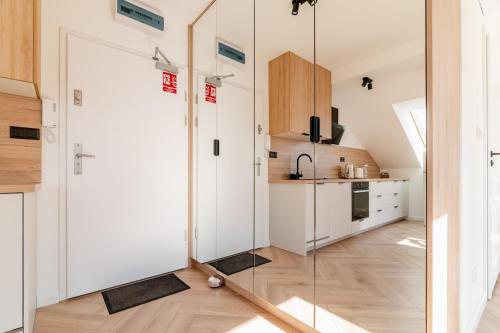 a room with a glass door and a kitchen at APARTAMENT KWIATKA parking klimatyzacja in Płock