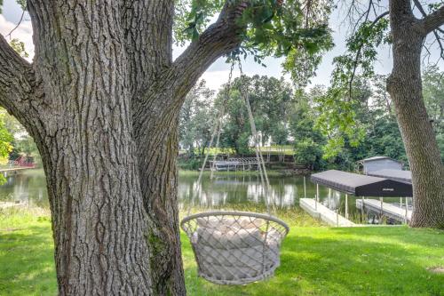Zahrada ubytování Lakefront Ottertail Retreat with Dock and Fire Pits!
