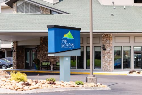 a sign in front of a building at Twin Mountain Inn & Suites in Pigeon Forge