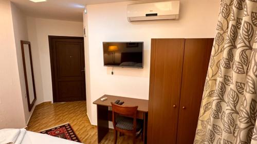 a hotel room with a desk and a bed at Tell Madaba in Madaba