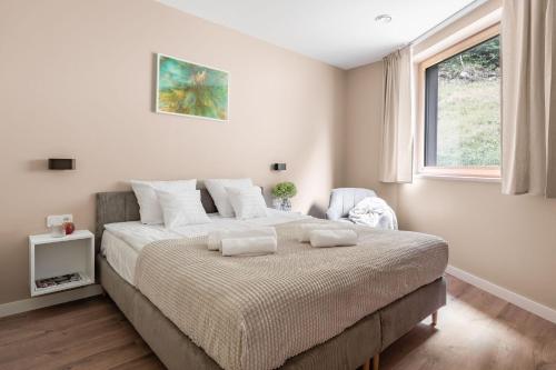 Una cama o camas en una habitación de Zawidoki