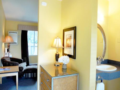 Ruang duduk di Sea Breeze Inn - Pacific Grove