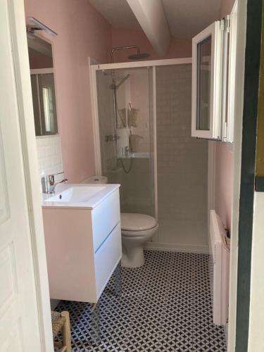 une salle de bain avec un lavabo blanc et des toilettes dans l'établissement Villa Margot, à Saint-Pierre-dʼOléron