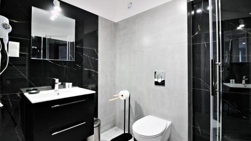 Bilik mandi di LC pokoje & apartamenty B52