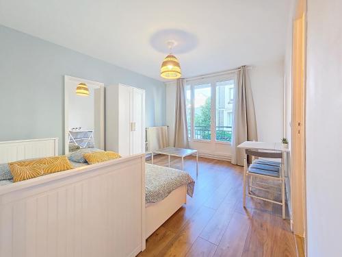 une chambre avec un lit et un bureau dans l'établissement Appartement confortable et calme à Tours centre, à Tours