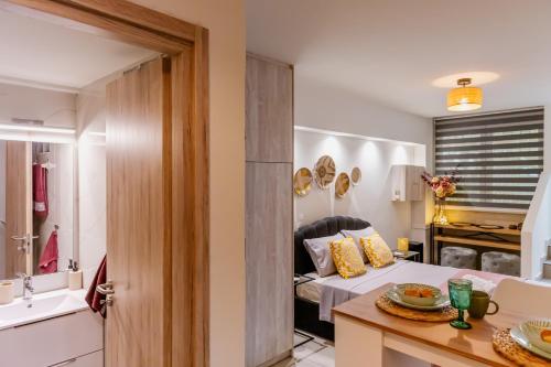 una camera con letto e una cucina con tavolo di Sweet greek memories C ad Atene