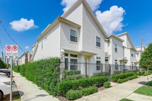 Φωτογραφία από το άλμπουμ του 2 Mi to Dtown Convenient Houston Home! στο Χιούστον