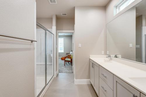 Et badeværelse på 2 Mi to Dtown Convenient Houston Home!