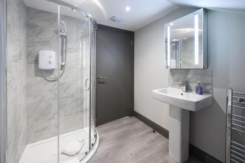 a bathroom with a shower and a sink at Diamond House - 4 bedroom luxury home in Airdrie
