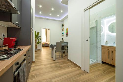 una cucina e una sala da pranzo con tavolo di Portanova14 - Historic Center Apartment a Napoli