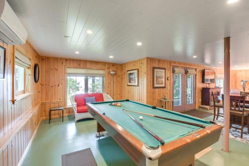 Τραπέζι μπιλιάρδου στο Coastal Branch Lake House with Dock and Game Room