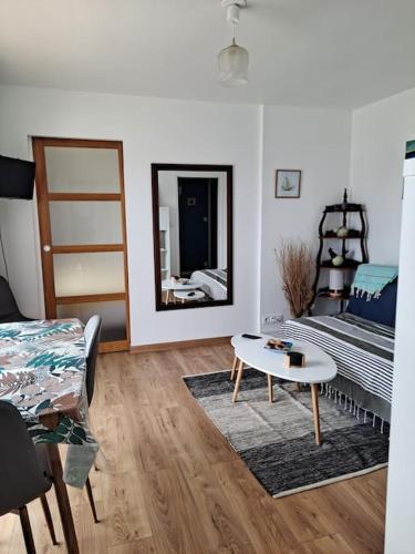 un salon avec un canapé, une table et un miroir dans l'établissement l adresse en Bretagne, à Paimpol