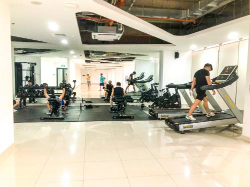 Pusat kecergasan dan/atau kemudahan kecergasan di HAPPY HOUSE PREMIER - Căn Hộ 3PN Tiện Nghi , View Đẹp, Trung Tâm, Hồ Bơi&Gym Free