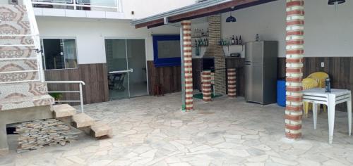 a patio with a stove and a kitchen in a house at Pequena chácara in Itapetininga