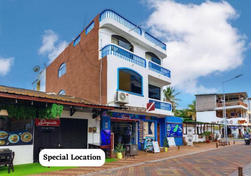 a building on the side of a street at Apartamento en San Cristóbal con 2 habitaciones, 6 camas, sala, comedor, cocina, balcón privado, terraza con vista al mar, lavadora, internet satelital, cerca de bares y restaurantes - Sol y Mar, Galápagos Home in Puerto Baquerizo Moreno