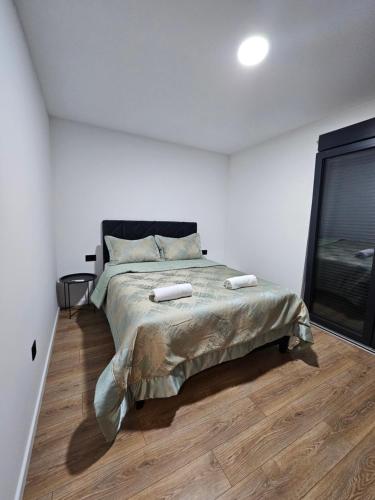 a bedroom with a bed with two towels on it at Villa OlieMM in Česma