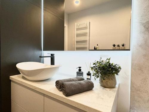 a bathroom with a bowl sink and a mirror at Jasielska Apartamenty - Komfortowy Nocleg Poznań in Winiary