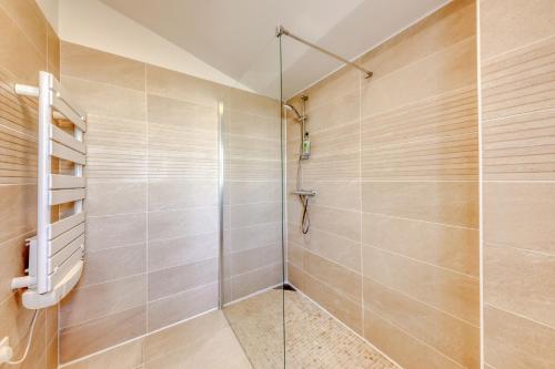 a bathroom with a shower with a glass door at Villa Familiale Piscine Jaccuzi Entre Disney et Paris in Rosny-sous-Bois