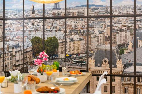 une table avec vue sur la ville de paris dans l'établissement Villa Familiale Piscine Jaccuzi Entre Disney et Paris, à Rosny-sous-Bois