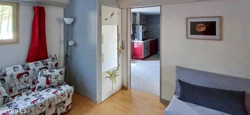 a room with a bedroom with a bed and a hallway at joli appartement in Villeneuve-sur-Lot
