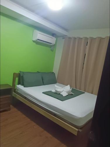 Ένα ή περισσότερα κρεβάτια σε δωμάτιο στο Ecowest Condo beside SM Mall