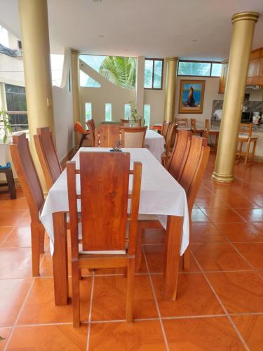a dining room with a table and chairs at Diver's Den Casa en renta en Puerto Ayora , Islas Galapagos in Puerto Ayora