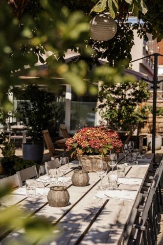 a long table with glasses and flowers on it at Roggenstock Lodge in Oberiberg
