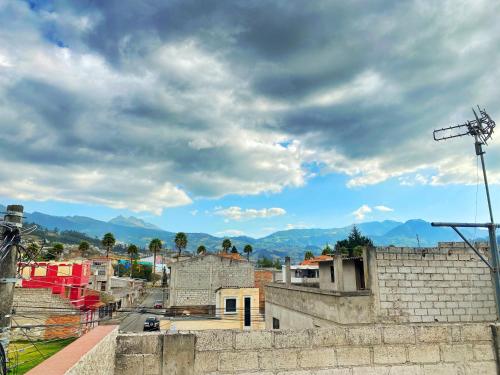 a view of a city with mountains in the background at Hermosa habitación en el corazón de Otavalo in Otavalo