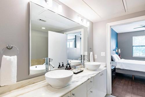 Ένα μπάνιο στο 2 Br Oak Lawn Condo Wfh Setups Gated Parking