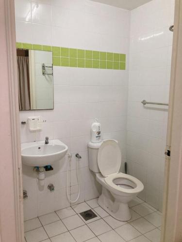 Ένα μπάνιο στο NR Crescent Homestay