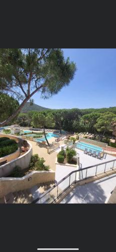 une vue d'une piscine dans un complexe hôtelier dans l'établissement loue mobilhome 3 chambres, au Muy
