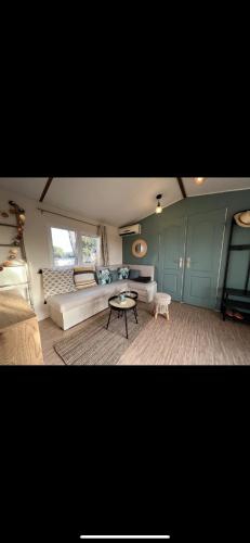 un salon avec un canapé et une table dans l'établissement loue mobilhome 3 chambres, au Muy