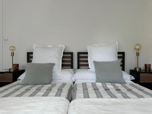 a bedroom with two beds with white sheets and pillows at Habitacion amigos peregrinos in Irún