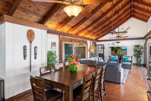 a dining room with a table and chairs at Hale Joli in Kailua-Kona