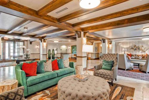 Χώρος καθιστικού στο Ascent 409 by East West Hospitality